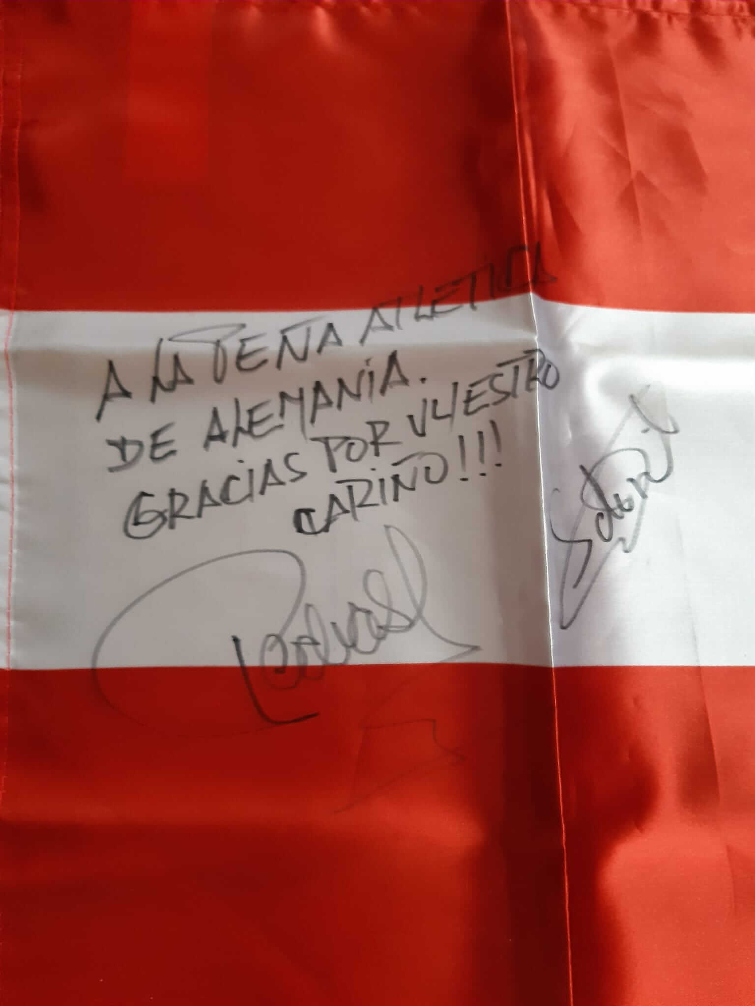 Bandera firmada con dedicatoria