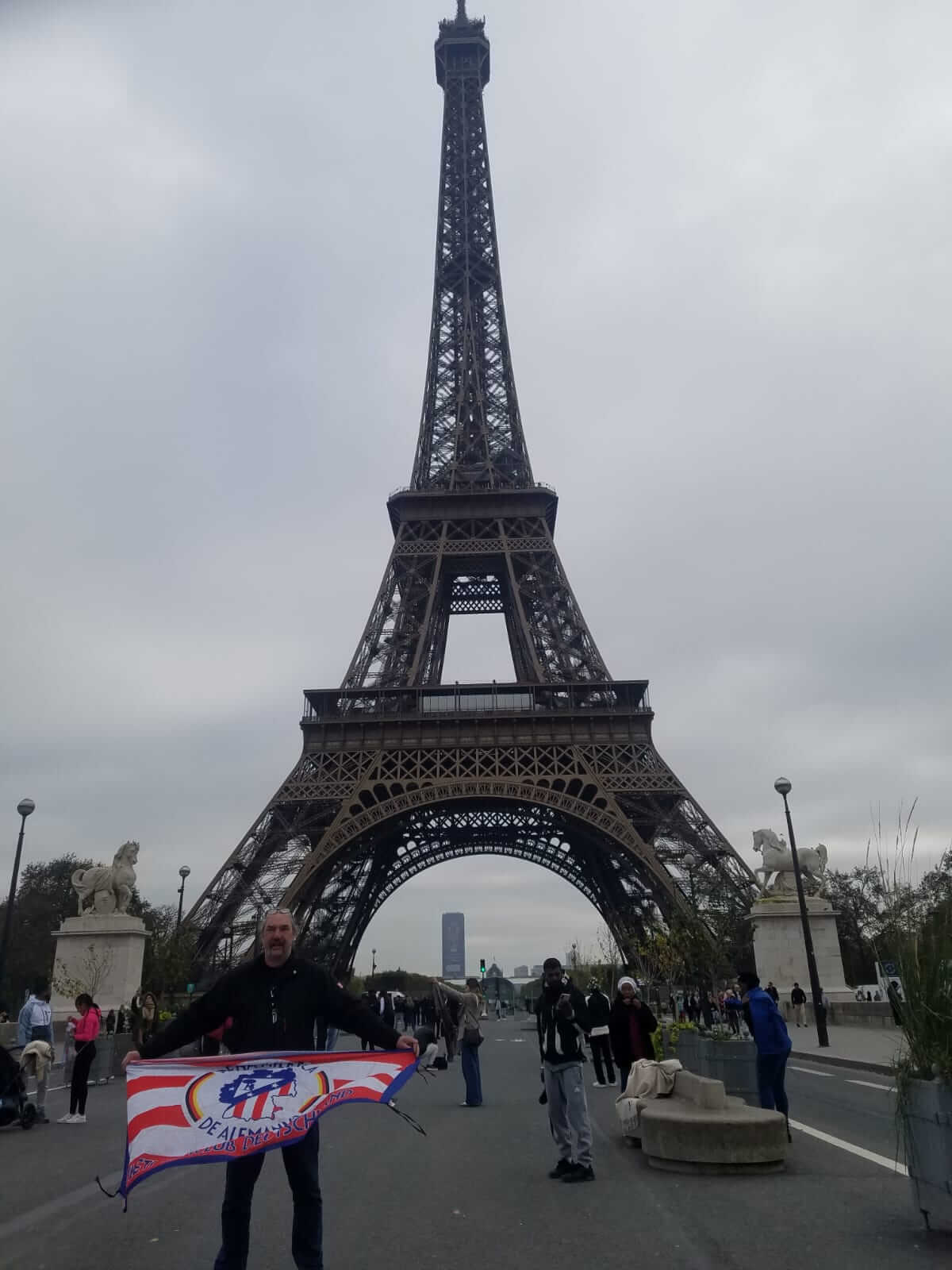 PARIS IST DIE STADT DER LIEBE UND DER ROT-WEISSEN WUNDER